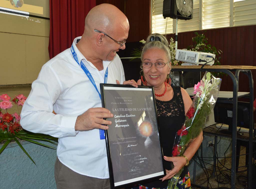 Reconocimiento especial entregado a la Dra. C. Carolina Gutiérrez, a la "Utilidad de la virtud", por sus innumerables aportes al estudio del pensamiento martiano . Desarrollado en la sede José de la Luz y Caballero, el 30 de mayo de 2017. Foto/UHo: Yudith Rojas Tamayo