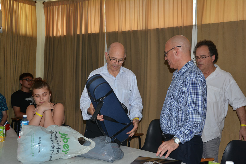 Profesor del Colegio Comunitario Nova Scotia hace entrega del donativo a la Universidad de Holguín. Desarrollado en la sede José de la Luz y Caballero, el 08 de mayo de 2017-UHO/Foto: Yudith Rojas Tamayo