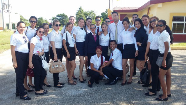 El estudiante Glessler Ramos Giral (número 8 de derecha a izquierda) junto a compañeros de la carrera de Licenciatura en Turismo.