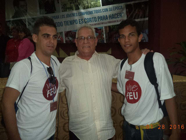 El estudiante Glessler Ramos Giral fue seleccionado como pre candidato al Festival Provincial de la Juventud y los Estudiantes. En la imagen, junto al Dr. C. Rodolfo Alarcón, al centro, ex ministro de Educación Superior.