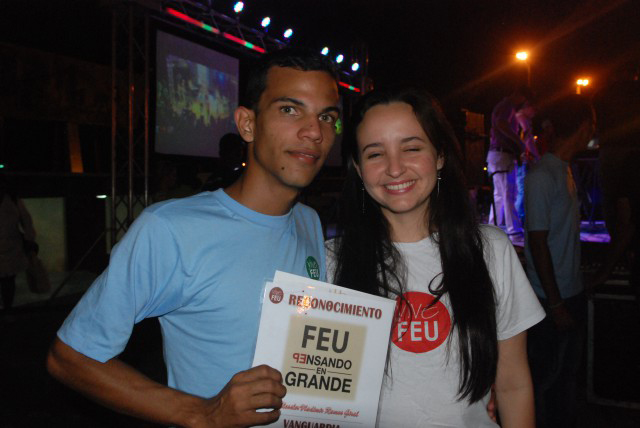 El estudiante Glessler Ramos Giral fue seleccionado como pre candidato al Festival Provincial de la Juventud y los Estudiantes. En la imagen, junto Jennifer Bello, presidenta nacional de la FEU .