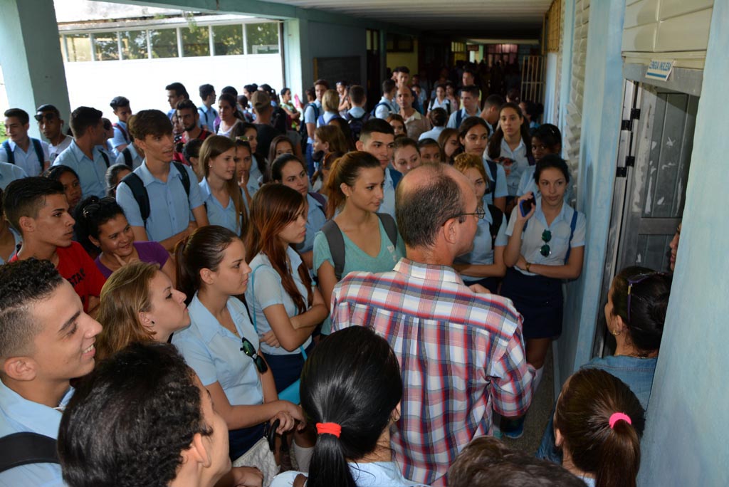 Estudiantes de varios preuniversitarios de Holguín participan en el Día de las Puertas abiertas para recibir información sobre las carreras que se estudian en la Universidad de Holguín. Sede José de la Luz y Caballero, 19 de octubre de 2017. UHO FOTO/Luis Ernesto Ruiz Martínez.