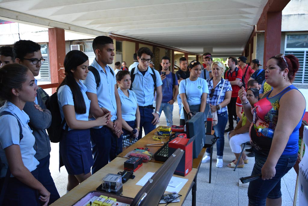 Estudiantes de varios preuniversitarios de Holguín participan en el Día de las Puertas abiertas para recibir información sobre las carreras que se estudian en la Universidad de Holguín. Sede Oscar Lucero Moya, 18 de octubre de 2017. UHO FOTO/Luis Ernesto Ruiz Martínez.