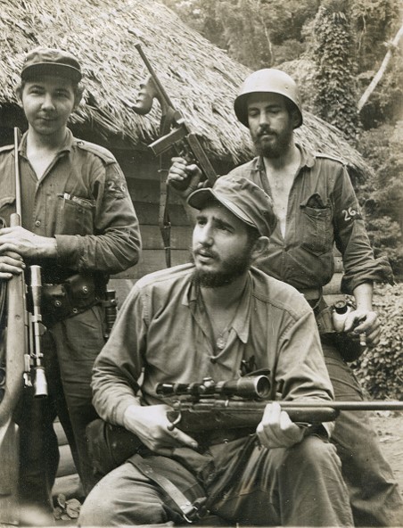 En las estribaciones de la Sierra Maestra junto a los combatientes del Ejército Rebelde Raúl Castro y Camilo Cienfuegos. 1957. Foto tomada por Enrique Meneses.