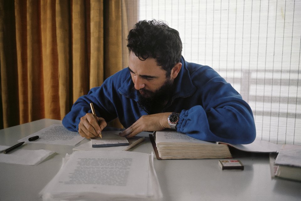 Fidel redacta algunas notas a tener en cuenta en el discurso por el 26 de julio a efectuarse en Santiago de Cuba. Gran Piedra, 25 de julio de 1962.