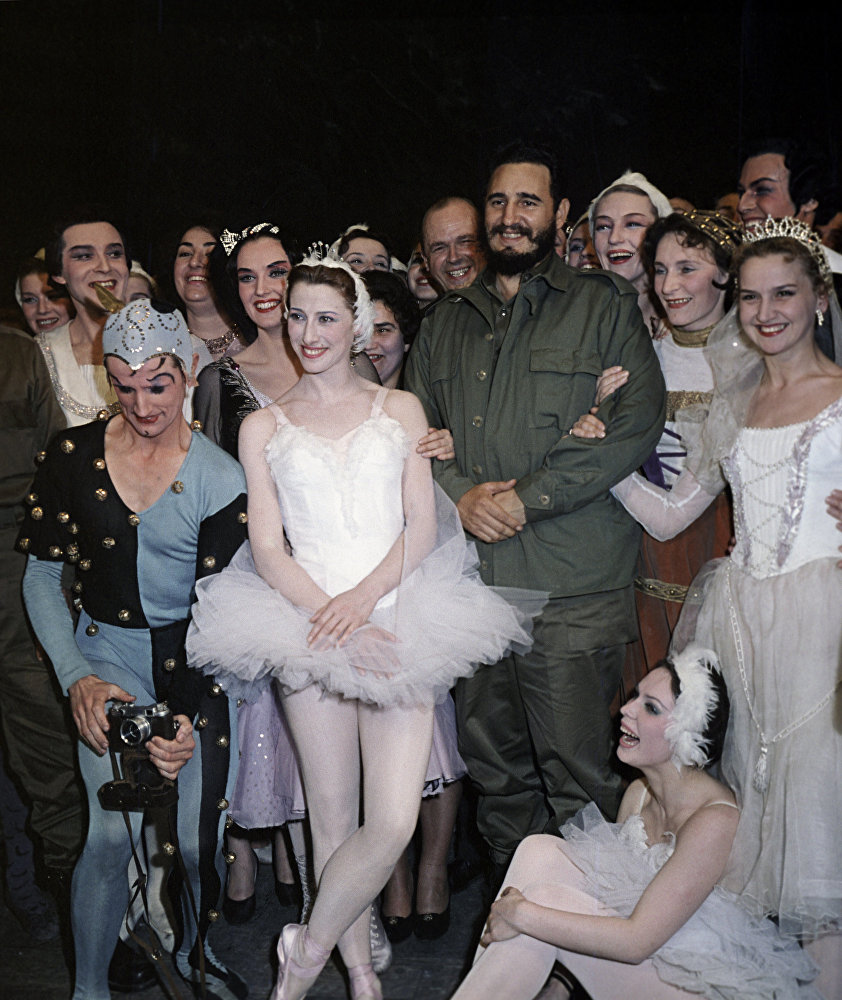 Fidel en su primer viaje a la Unión Soviética asiste a una función de ballet en el Teatro Bolshoi. Al concluir saluda a los bailarines. Moscú, 29 de abril de 1963.