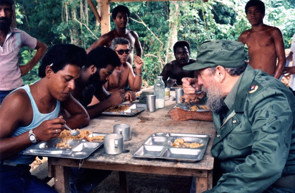 Almorzando con los trabajadores del Contingente Blas Roca en una jornada de Domingo Rojo. Ciudad de La Habana, 6 de noviembre de 1988. Foto Estudios Revolución.