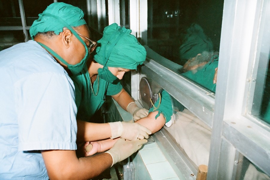 Fidel realiza la primera donación de sangre para las víctimas del terremoto ocurrido en Irán. Banco de sangre de Marianao, Ciudad de La Habana, 28 de junio de 1990.