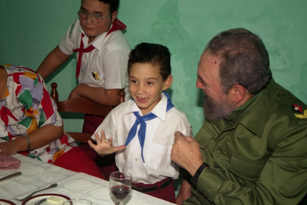 Fidel visita al niño Elián González con motivo de su séptimo cumpleaños. Escuela Marcelo Salado, Cárdenas, Matanzas, 6 de diciembre de 2000.