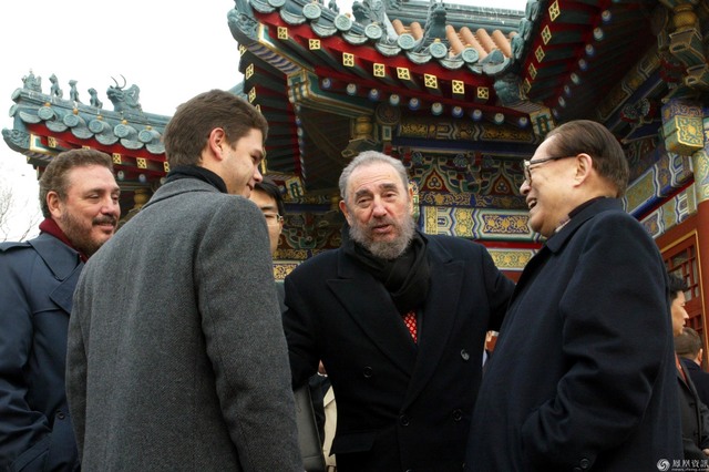 Visita la República Popular de China. Conversa con el presidente Jiang Zemin y con su primer hijo y nieto. 27 de enero de 2003.