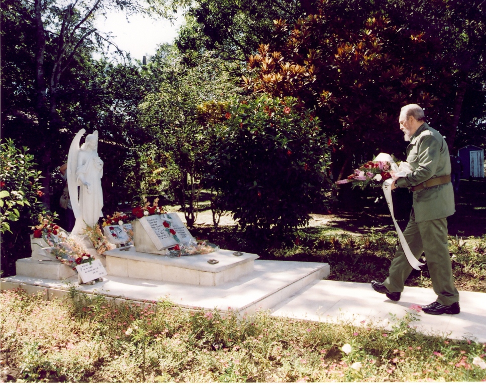 Depositando flores en el panteón familiar en Birán al cumplir el centenario del nacimiento de su madre Lina Ruz. 23 de septiembre de 2003.