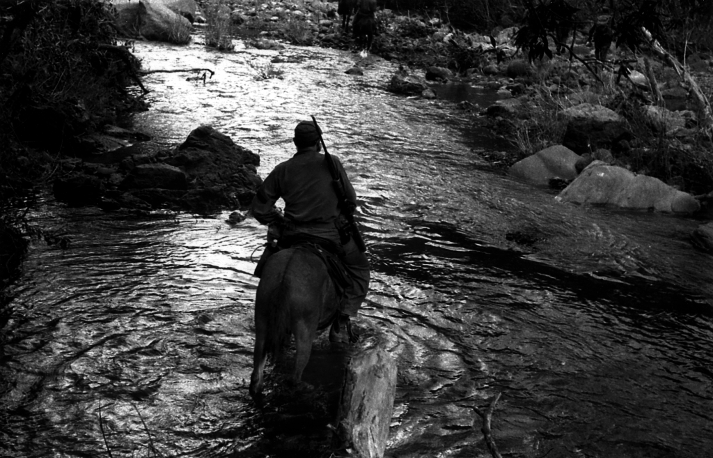 06-Cruzando el Río Yara en la Sierra Maestra, 1957. Foto tomada por Enrique Meneses.
