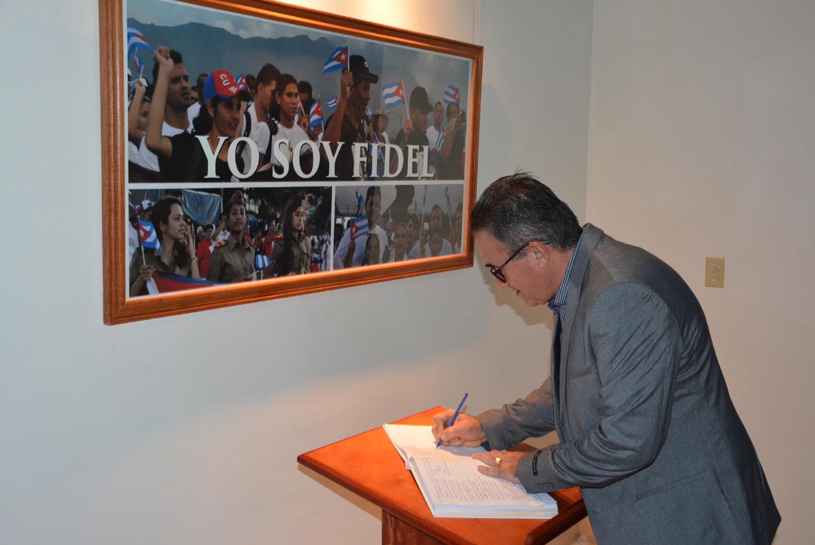 Acto solemne de entrega de la Categoría Docente Especial de Profesor Invitado al Dr. Cs. Luis Velázquez Pérez, Director del Centro de Investigación y Rehabilitación de las Ataxias Hereditarias (CIRAH), desarrollado en el Salón de las Banderas en La Periquera, el 4 de diciembre de 2017. UHO FOTO/Luis Ernesto Ruiz Martínez.