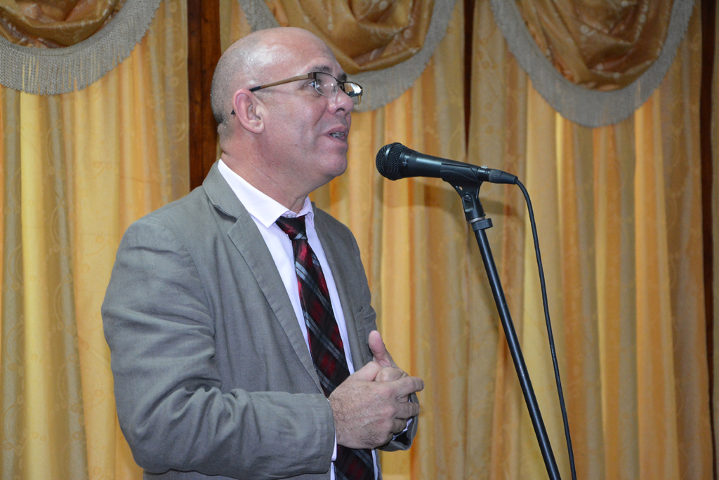 El Dr. C. Reynaldo Velázquez Zaldívar, Rector de la Universidad de Holguín dedica palabras de reconocimiento a Lourdes González, Profesora Invitada de la institución. Desarrollado en el Salón Protocolar de la Plaza de la Revolución Calixto García, el 13 de diciembre de 2017. Foto/UHo: Yudith Rojas Tamayo
