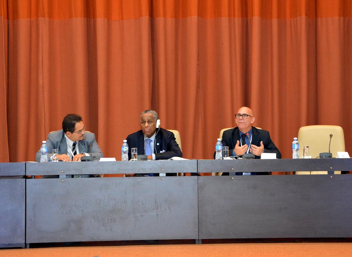 El Dr. C. Reynaldo Velázquez Zaldívar, Rector de la UHo, interviene en el Foro de Rectores del Congreso Internacional Universidad 2018. UHO FOTO/Yani Martínez.