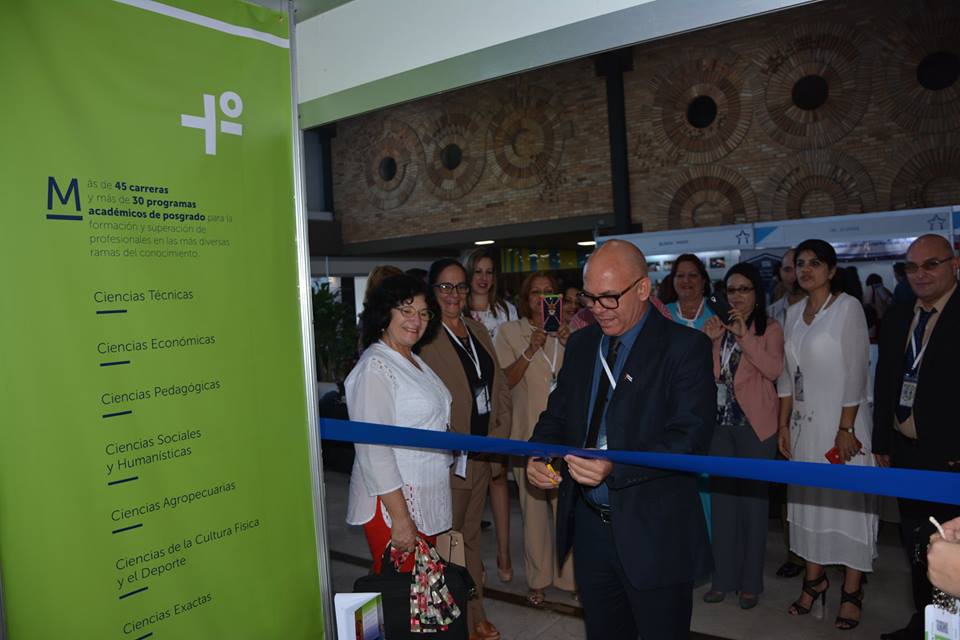 El Dr. C. Reynaldo Velázquez Zaldívar, Rector de la UHo, inauguró el stand acompañado por miembros de nuestra delegación. Foto: Yani Martínez.