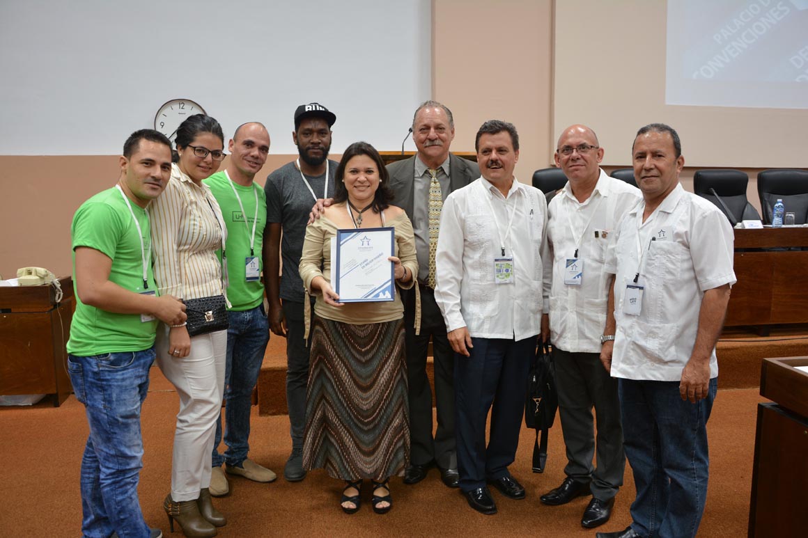 La Universidad de Holguín recibió el Premio al Stand de Mejor Diseño durante la Exposición Asociada Universidad 2018. UHO FOTO/Luis Orlando Aguilera.