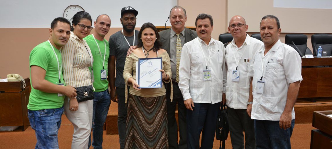 Premio al Stand de Mejor Diseño en la Exposición Asociada Universidad 2018. Foto: DircomUHo