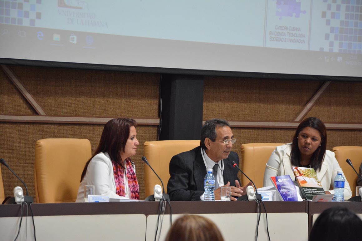 Presentación del libro Sistematización de experiencias de Desarrollo Local en cuatro provincias cubanas, del Dr. C. Luis Orlando Aguilera, como parte del Taller Universidad, Ciencia y Tecnología. Congreso Internacional Universidad 2018. UHO FOTO/Yani Martínez.