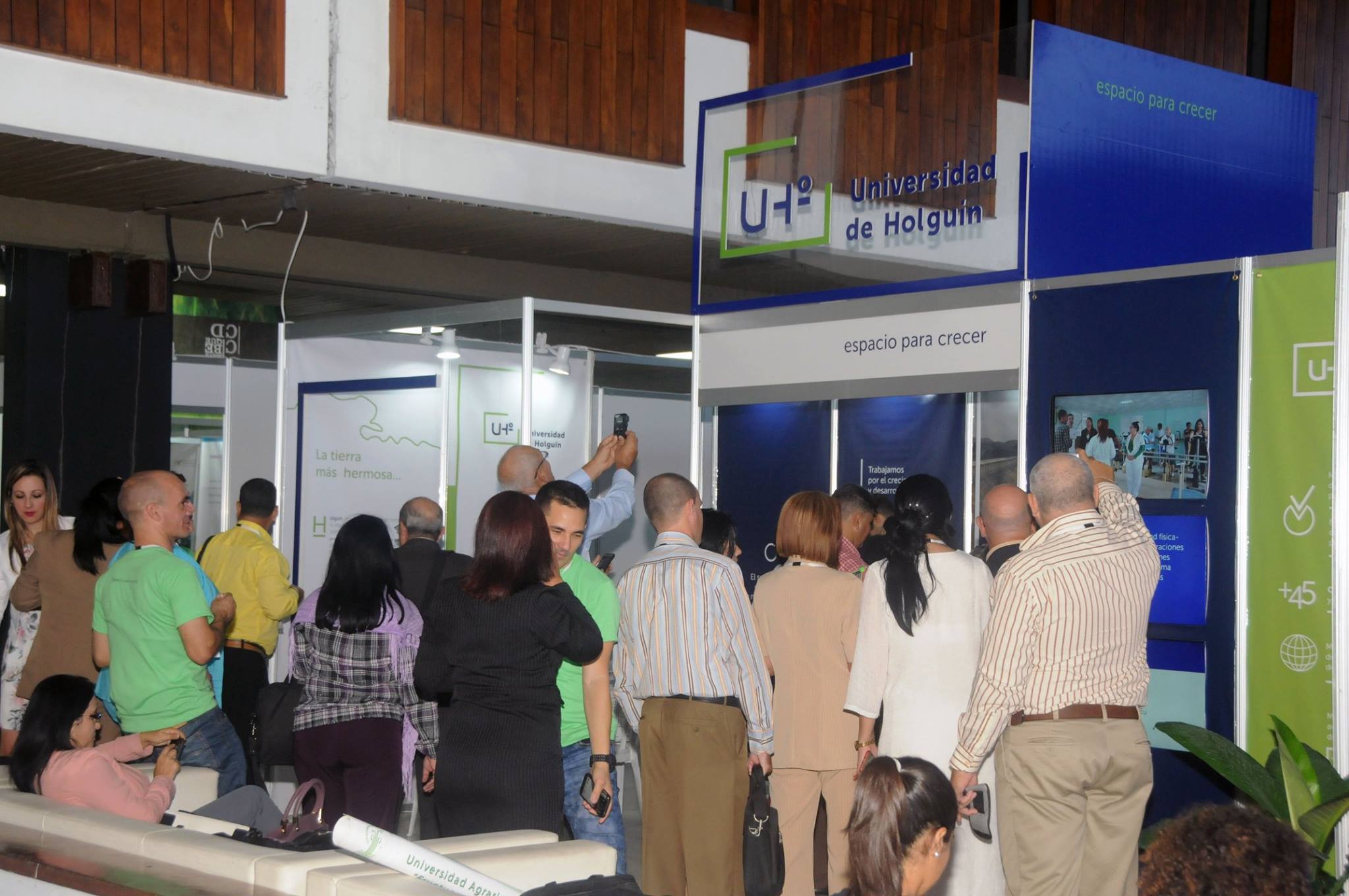 El stand de la Universidad de Holguín ha sido visitado por varios delegados al Congreso Universidad 2018. Foto: Vladimir Molina/PL.