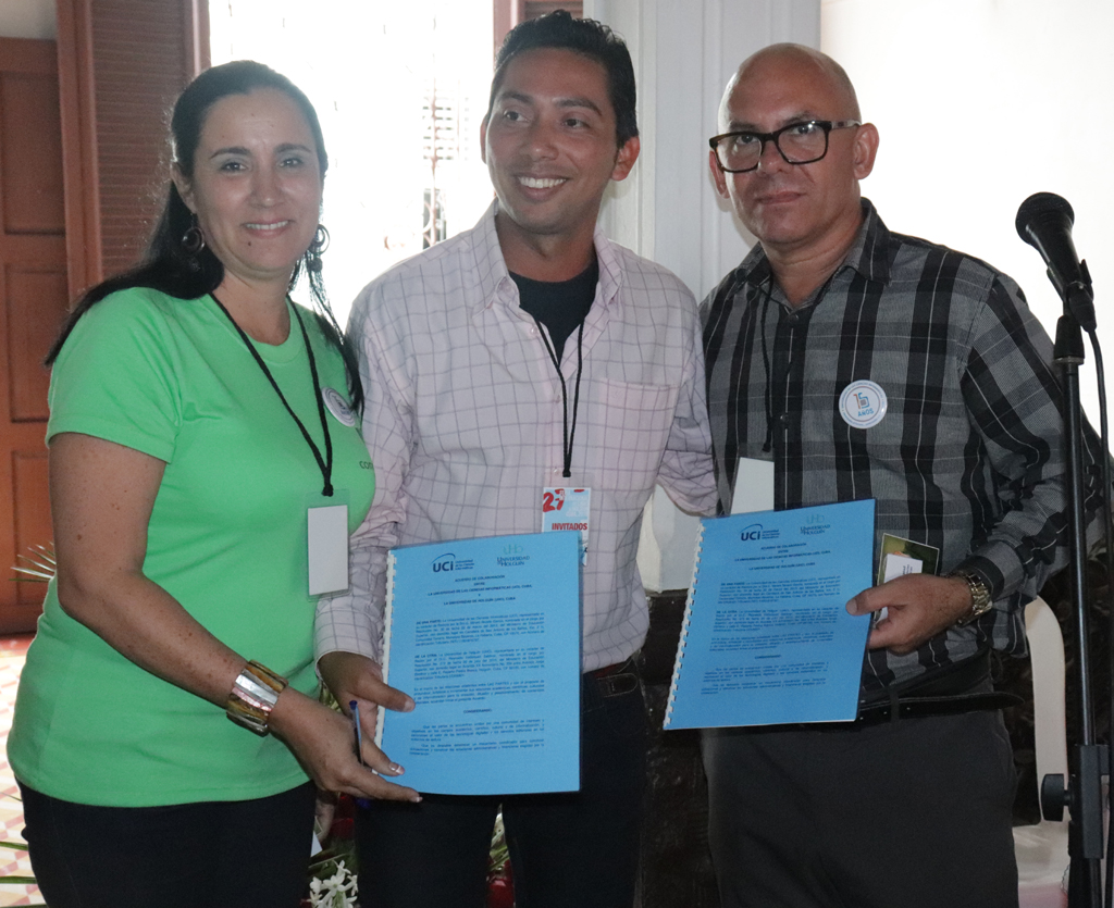 La editorial Futuro, de la UCI, representada por Raynel Batista selló su alianza de trabajo a través de la firma de un convenio de trabajo con la Universidad de Holguín, corroborado por el Dr. C. Reynaldo Velázquez Zaldívar. Desarrollado en la Casa de la Prensa, el 28 de marzo de 2018. Foto/UHo: Yudith Rojas Tamayo