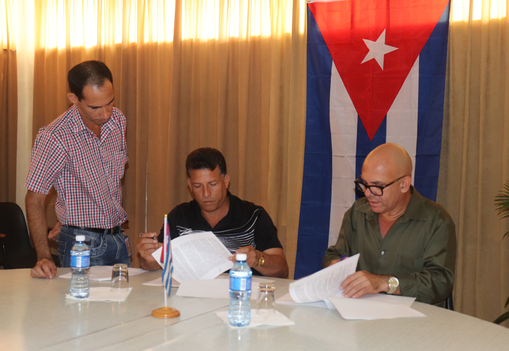 Como parte de las acciones de cooperación entre empresas e instituciones del territorio, se firmó un convenio de trabajo entre la Empresa Agropecuaria Guatemala y la Universidad de Holguín. Desarrollado en la Sede "José de la Luz y Caballero", el 14 de mayo de 2018. UHO FOTO/Yudith Rojas Tamayo