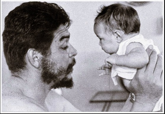 Ernesto Guevara junto a uno de sus hijos. Foto: Cortesía Centro de Estudios Ernesto Guevara.