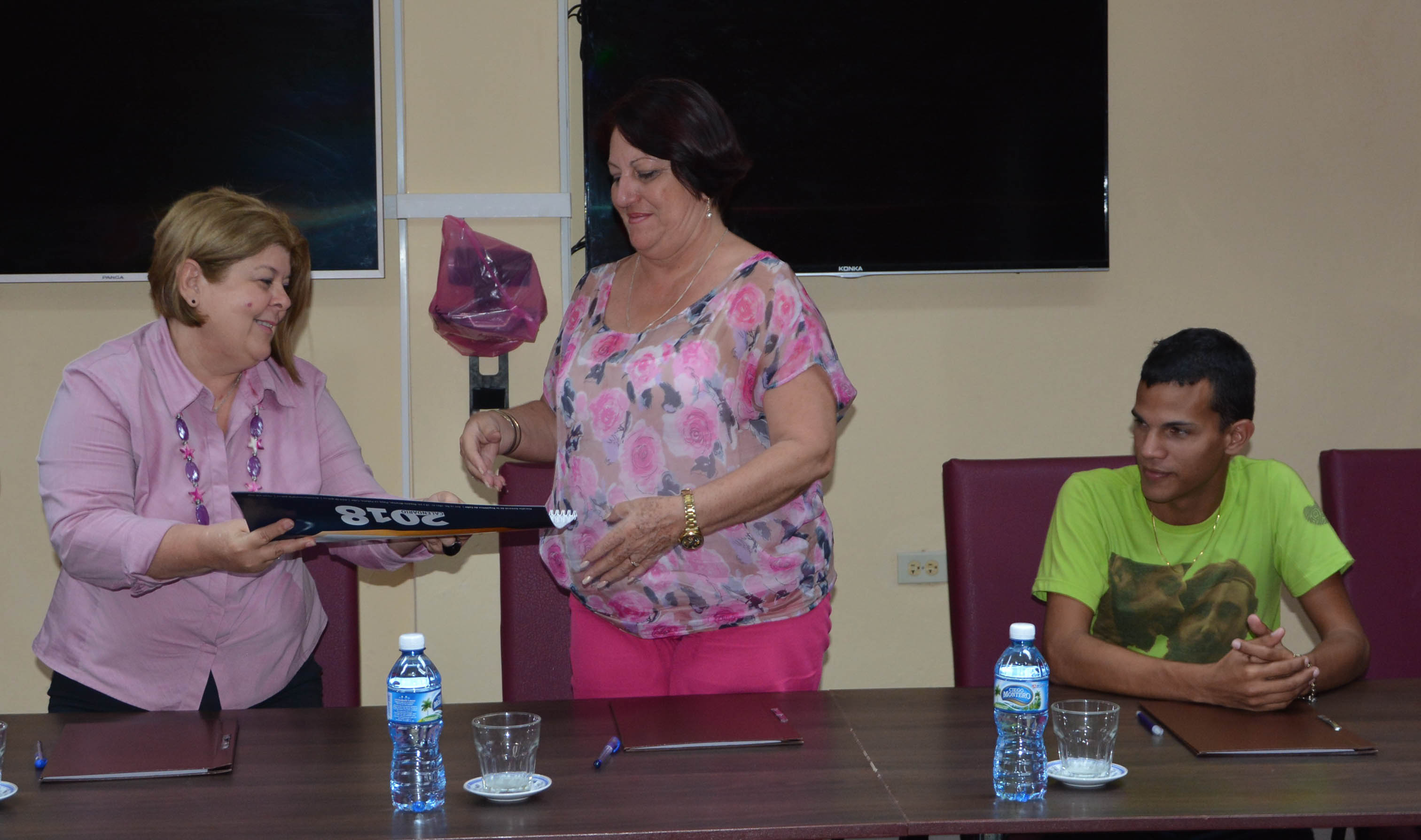 Firma de Convenio de cooperación entre la Fiscalía provincial y la Universidad de Holguín. Foto.DIRCOM-UHo