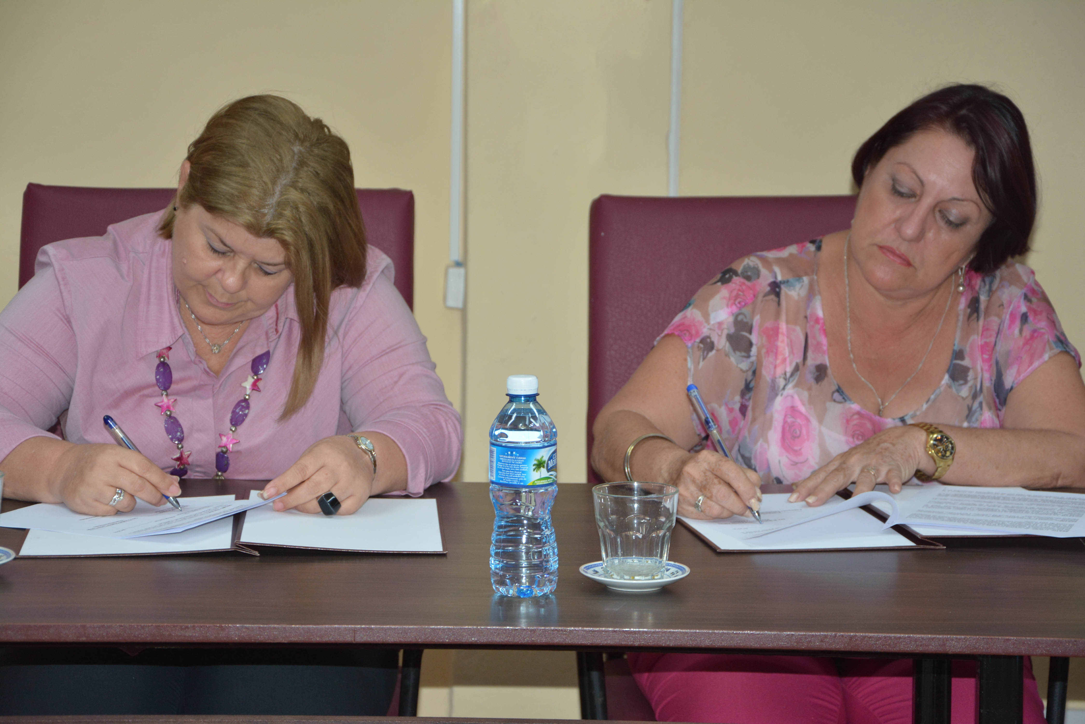 Firma de Convenio de cooperación entre la Fiscalía provincial y la Universidad de Holguín. Foto.DIRCOM-UHo