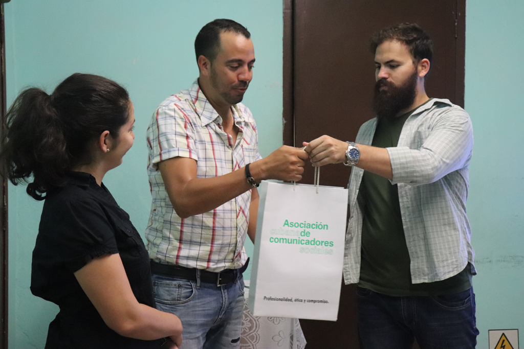 Entrega de una donación de textos de la especialidad a profesores de la carrera de Comunicación Social y Periodismo por el Presidente de la ACCS en Holguín. Desarrollado en la ACCS en Holguín, el 27 de septiembre de 2018. Foto:Yudith Rojas Tamayo-UHO