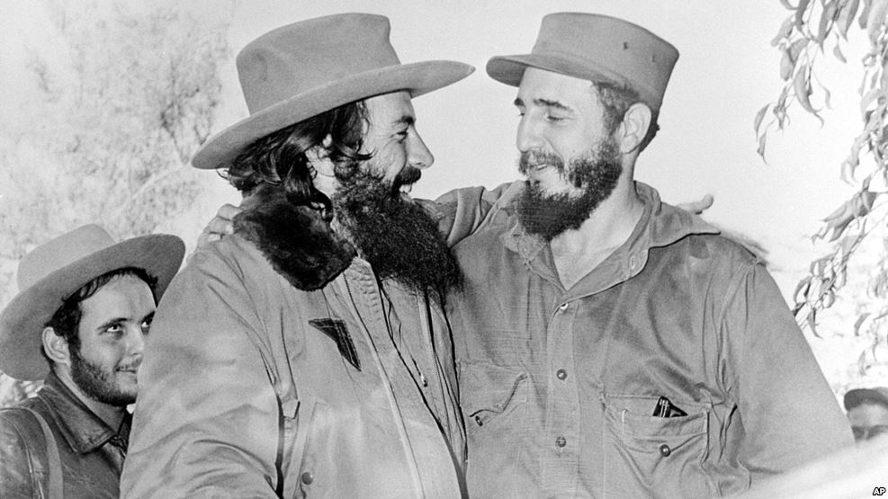 Junto al Comandante Camilo Cienfuegos Gorriarán a su llegada en la Caravana de la Libertad a la ciudad de Bayamo. Oriente, 2 de enero de 1959