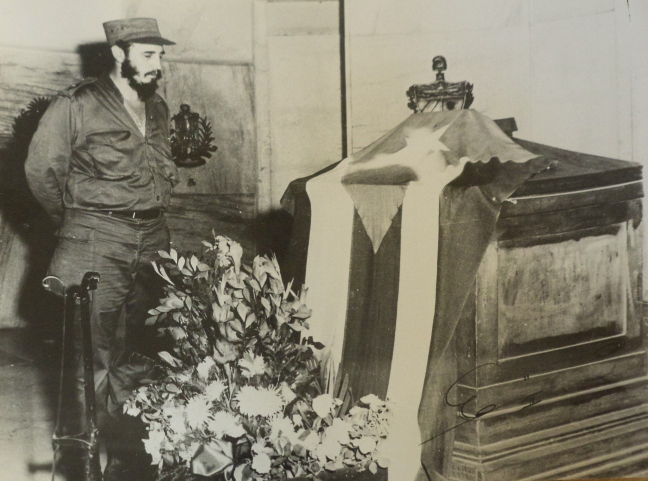 Primera visita al cementerio Santa Ifigenia tras el triunfo de la Revolución para rendir tributo a José Martí. Santiago de Cuba 5 de febrero de 1959