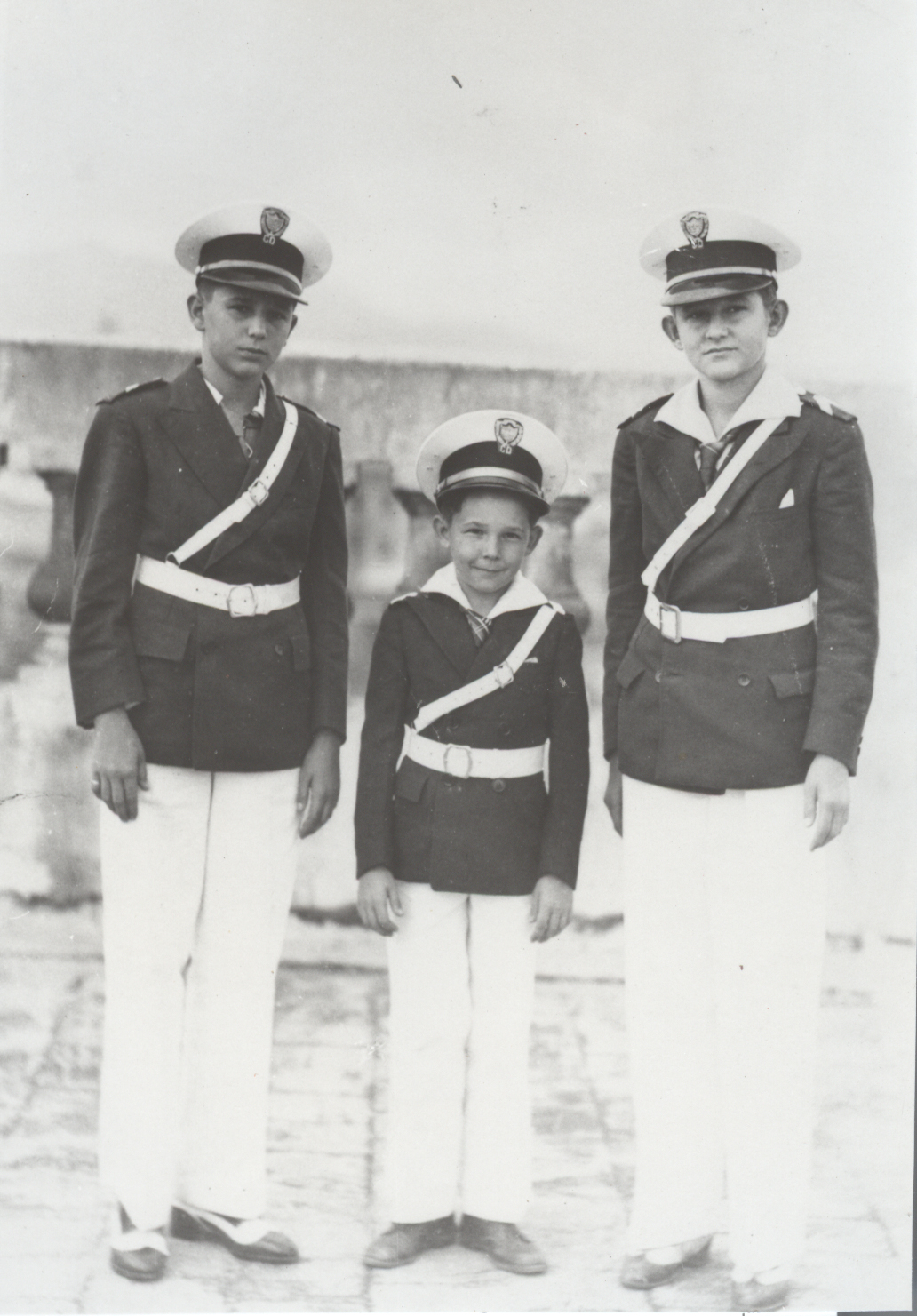 En el Colegio Dolores en Santiago de Cuba, los hermanos Fidel, Raúl y Ramón Castro Ruz visten el uniforme de gala. 1940