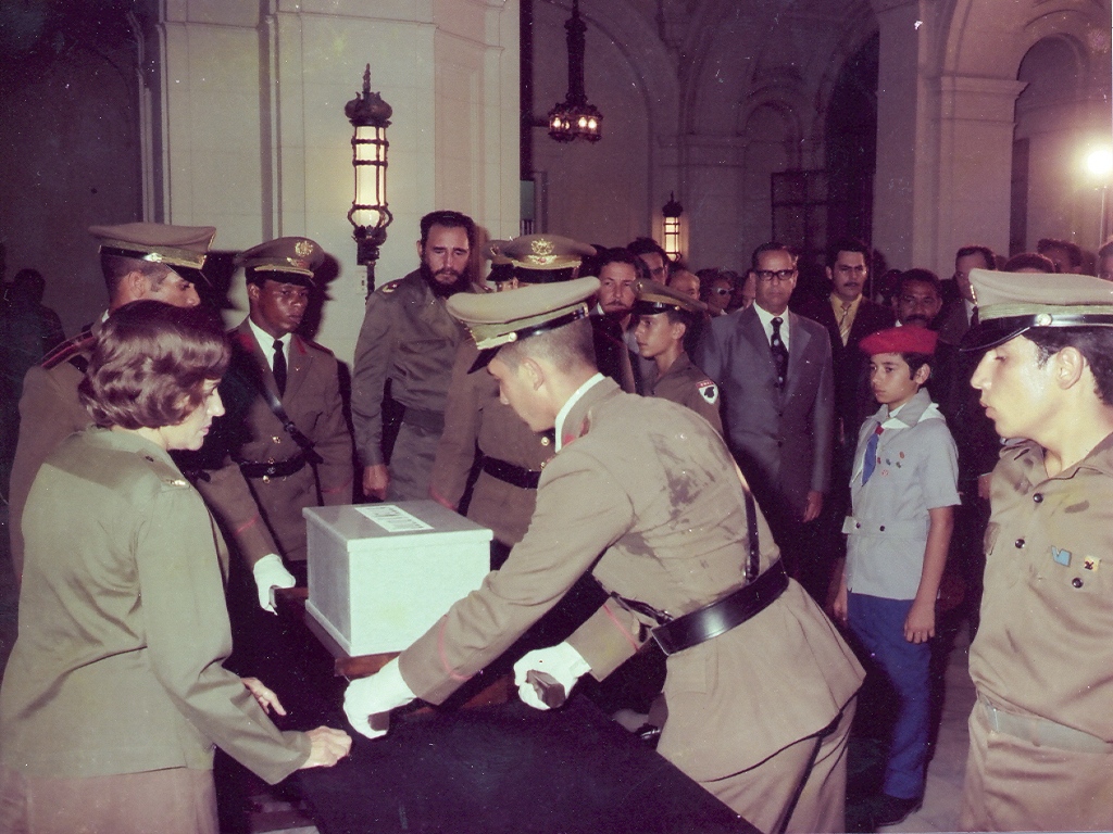 En el acto de entrega de las cenizas de Julio Antonio Mella al Museo de la Revolución. La Habana, 22 de agosto de 1975
