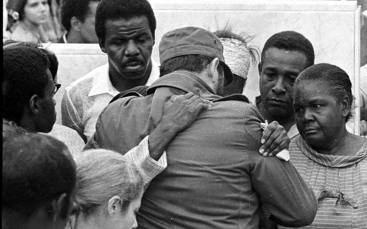 Funerales de los diplomáticos cubanos Adriana Corcho Callejas y Efrén Monteagudo Rodríguez, asesinados por terroristas anticubanos en un atentado en la embajada cubana en Portugal. Necrópolis de Colón, La Habana, 25 de abril de 1976