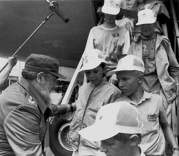 Recibimiento a los niños afectados por la tragedia electronuclear de Chernobil. Aeropuerto internacional José Martí, Ciudad de La Habana, 29 de marzo de 1990