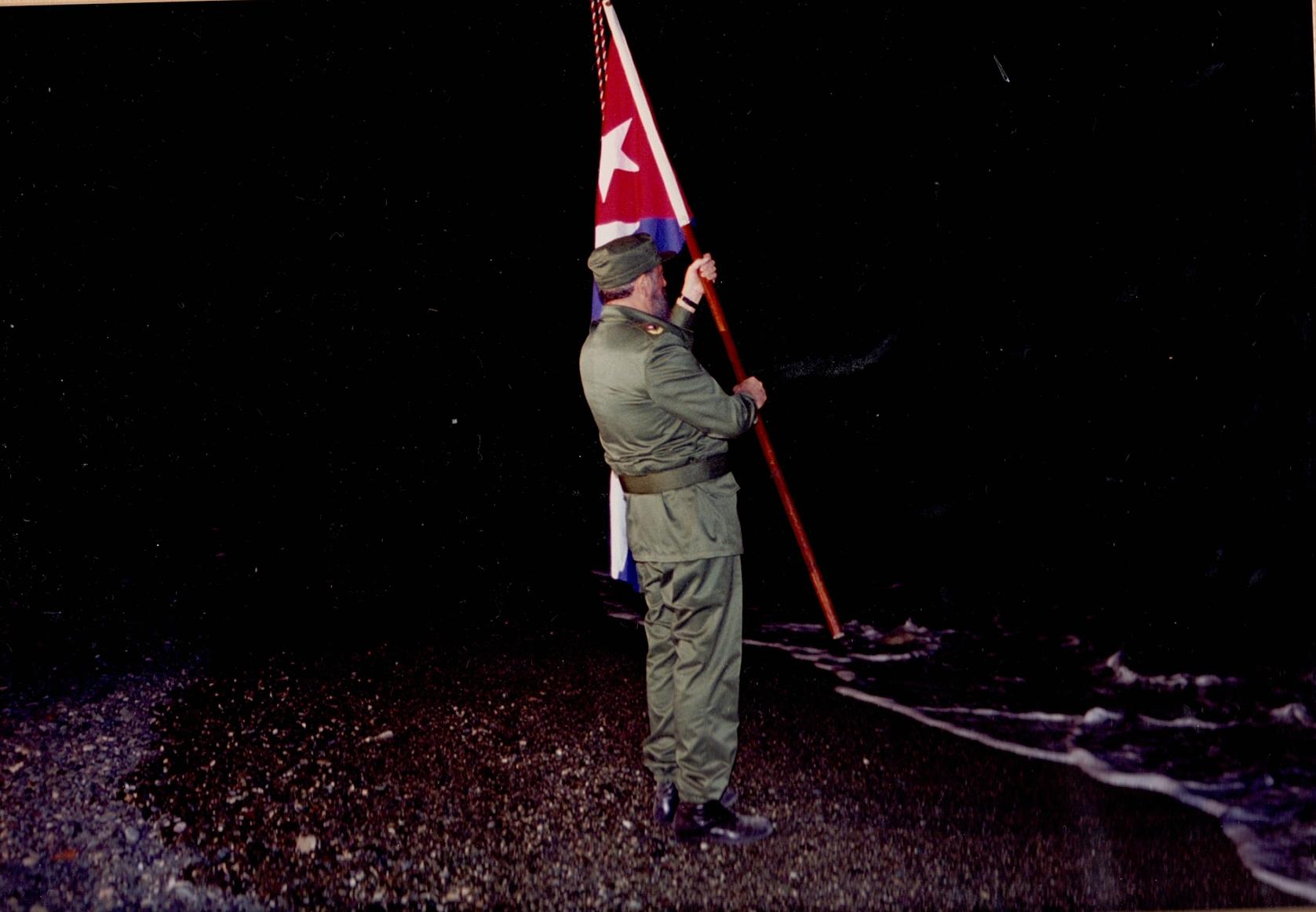 Al conmemorar el centenario del desembarco de José Martí y Máximo Gómez, Fidel rinde tributo a este acontecimiento en las arenas de Playita de Cajobabo. Guantánamo, 11 de abril de 1995. Foto tomada por José Miyar Barrueco
