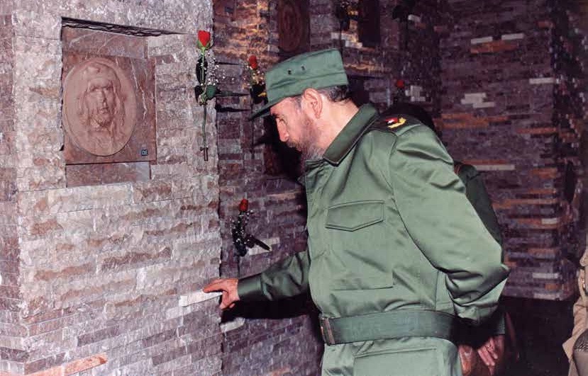 Ante el nicho del Comandante Ernesto Guevara en la ceremonia solemne de sepultura de sus restos mortales. Plaza de la Revolución Ernesto Guevara. Santa Clara, 17 de octubre de 1997