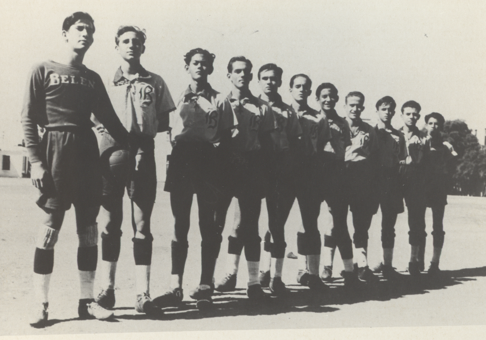 Fidel Castro integrando la alineación regular del equipo de futbol “Los Z” del Colegio de Belén. La Habana 1943