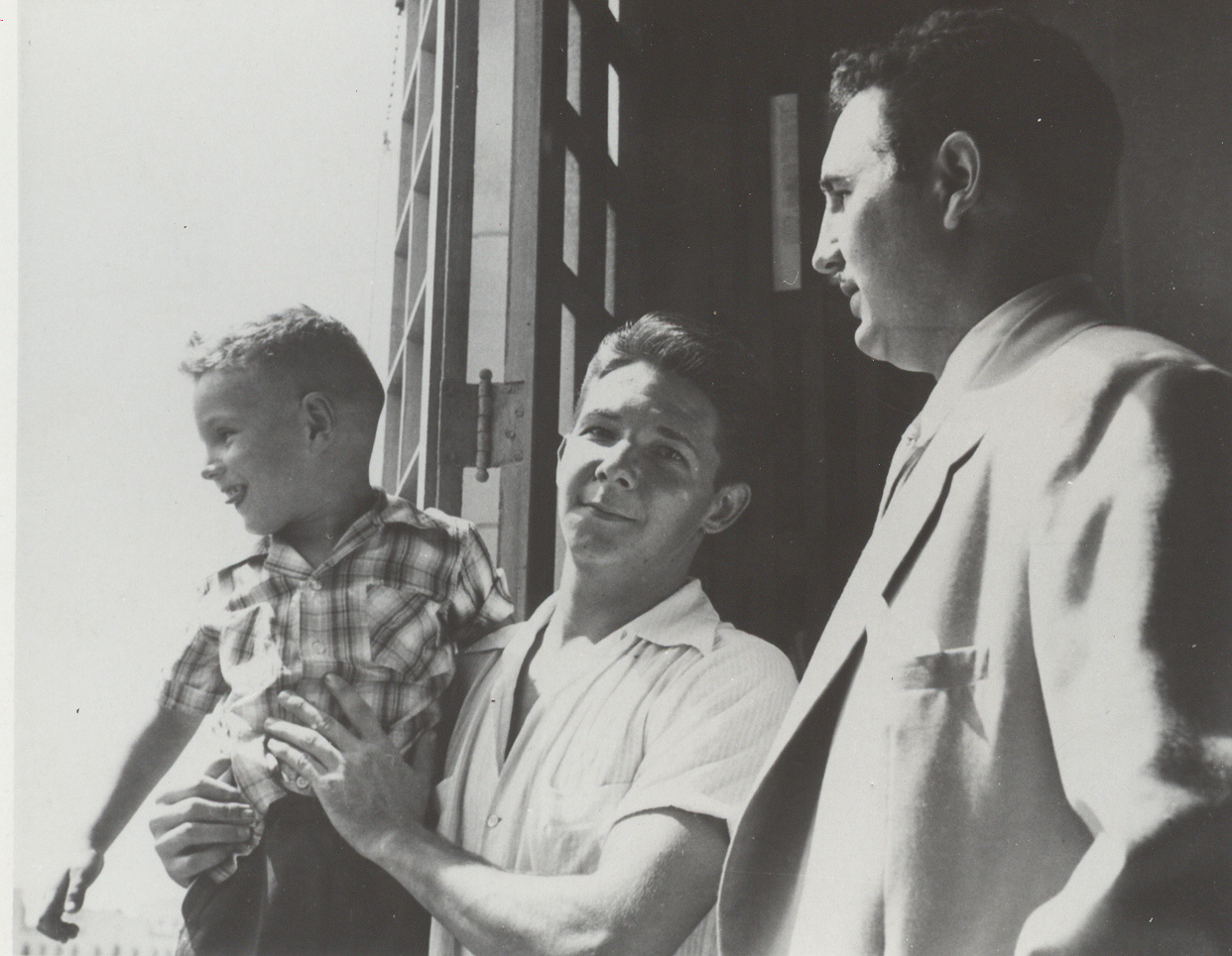 En la Biblioteca del Presidio Modelo de Isla de Pinos mientras cumplía sanción por los sucesos del Moncada, acompañado por su hermano Raúl Castro y su hijo Fidel Castro Díaz-Balart. 3 de julio de 1954