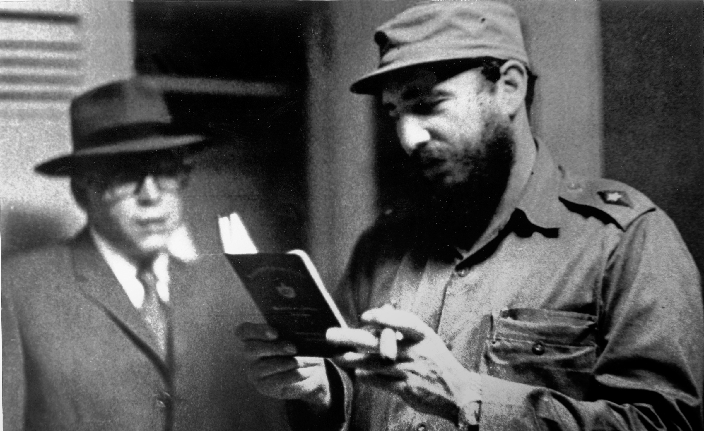Acompañando al Comandante Ernesto Guevara ante su partida hacia el Congo. La Habana, 31 de marzo de 1965. Foto tomada por Osmany Cienfuegos Gorriarán.