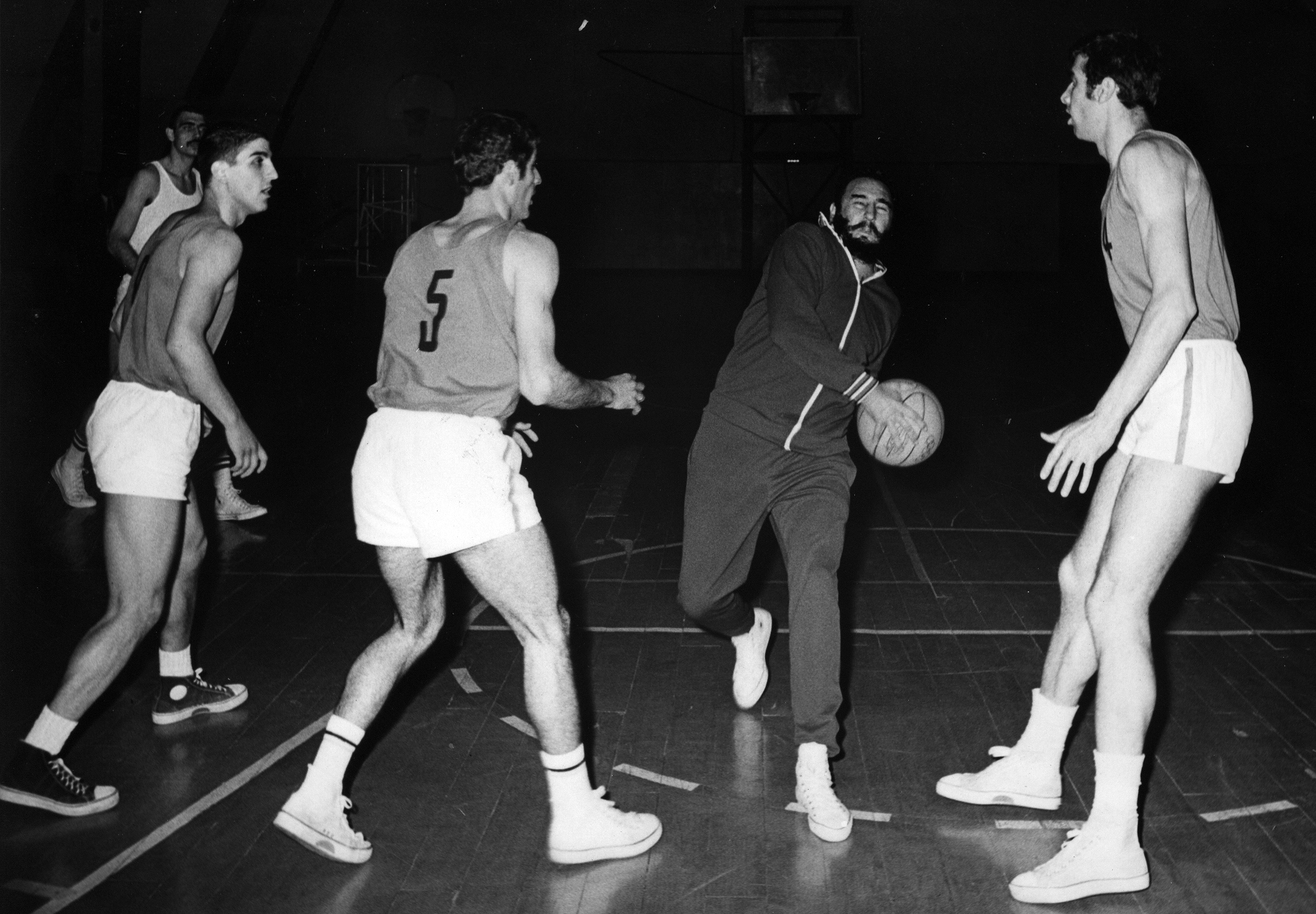 Participa en un juego de baloncesto entre el equipo de la ciudad de Sofía y uno del ejército de Bulgaria, en el estadio del Ejército Popular. República Popular de Bulgaria, mayo de 1972