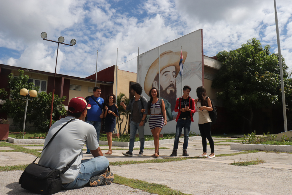 Estudiantes de la carrera de Periodismo junto a uno de sus profesores. Foto/ Yudith Rojas Tamayo
