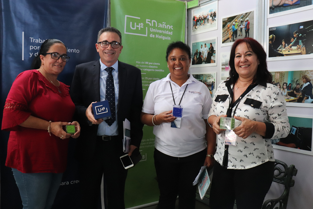 Visita del Dr. Cs. Luis Velázquez, Presidente de la Academia de Ciencias de Cuba y Maritza Salas Gé, miembro del Buró Provincial del Partido en Holguín, al stand de la UHo en Expociencia 2019. Foto/ Yudith Rojas Tamayo