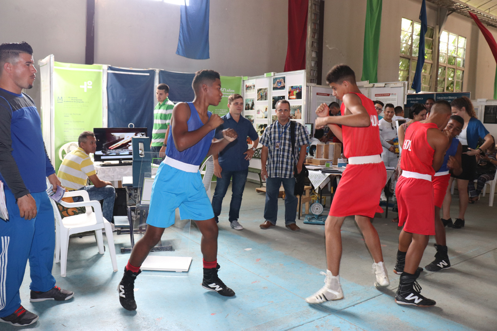 Muestra de práctica de boxeo por estudiantes de la sede Manuel Fajardo en el stand de la Universidad de Holguín. Foto/ Yudith Rojas Tamayo