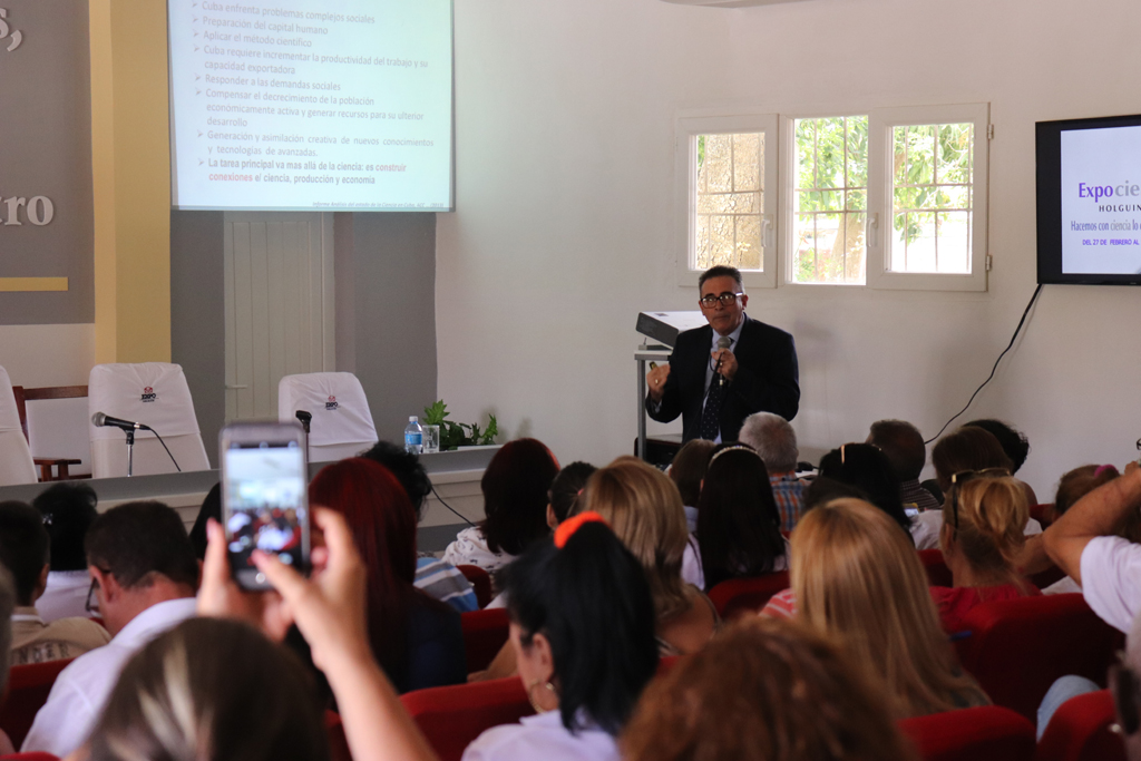 Conferencia inaugural de Expociencia 2019, impartida por el Dr. Cs. Luis Velázquez, Presidente de la Academia de Ciencias de Cuba. Foto/ Yudith Rojas Tamayo