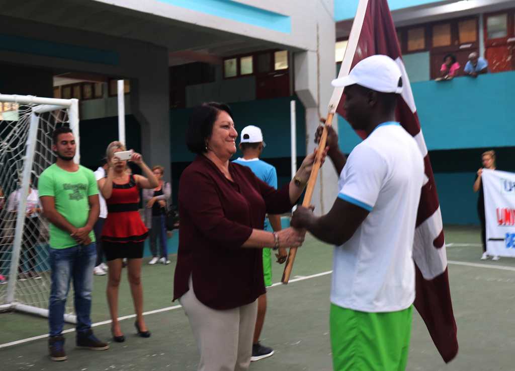 Abanderada delegación holguinera a la competición Universiada 2019, de manos de la Dra. C. Isabel Cristina Torres Torres, Rectora de la Universidad de Holguín. Desarrollado en la sede Manuel Fajardo, el 02 de abril de 2019-UHO/Foto: Yudith Rojas Tamayo