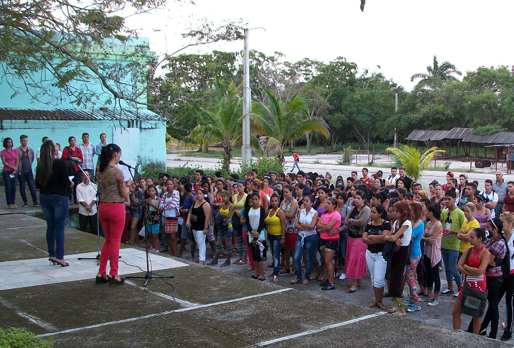 Acto de abanderamiento del Destacamento Pedagógico "Manuel Ascunce Domenech". Efectuado en la Sede "José de la Luz y Caballero" el 26 de noviembre de 2015. UHO FOTO/Luis Ernesto Ruiz Martínez