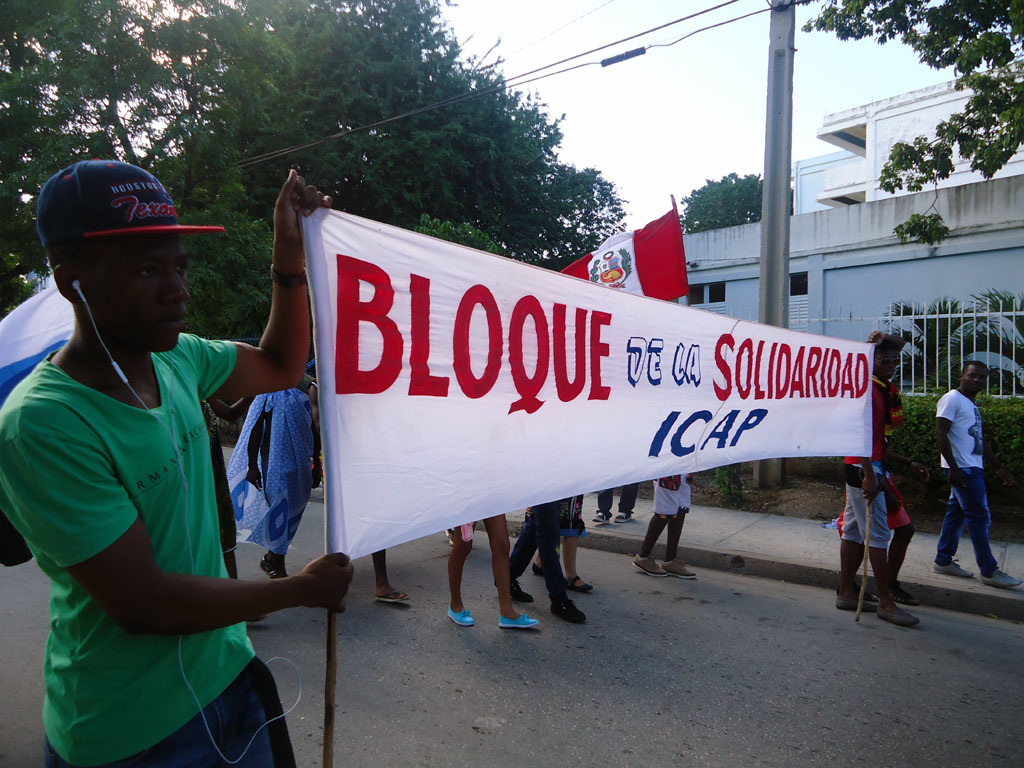 Pasacalle realizado por los estudiantes angolanos desde el Parque del Quijote hasta la casa Iberoamericana en el Parque San José, como parte del Bloque de la Solidaridad en conjunto con el ICAP. Desarrollado en centro ciudad de Holguín, el 25 de octubre de 2015-UHO/Foto: Yaima Rodríguez Morales