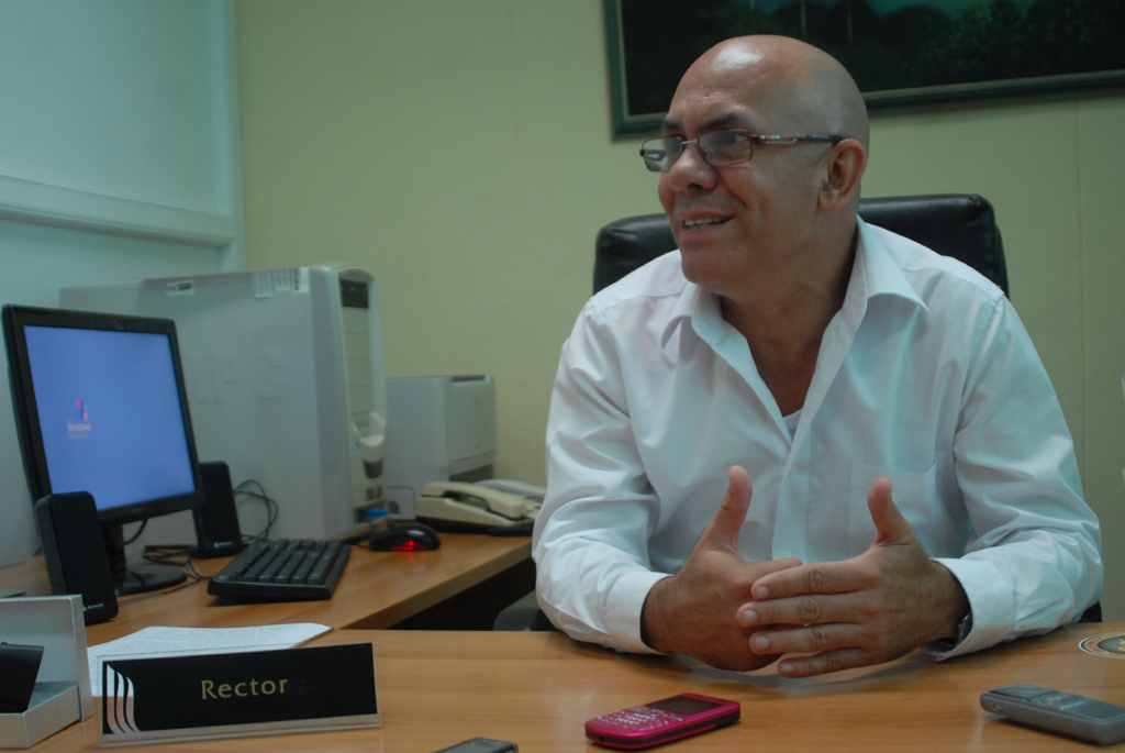 "Siéntanse orgullosos de pertenecer a este gran colectivo de excelencia y disfruten a plenitud este día." Mensaje del rector a los estudiantes universitarios holguineros. Foto: Javier Mola
